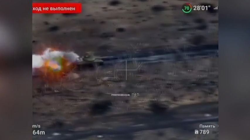 Video: Tank přežije bez viditelné újmy několik zásahů dronů